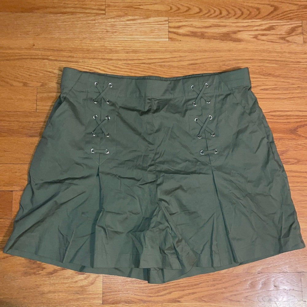 NWT Laundry by shelli detail green womens shorts